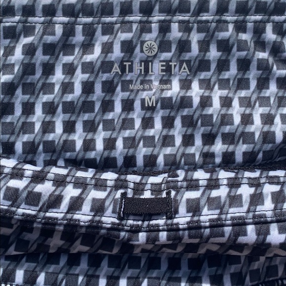 Athleta women’s capri length leggings. B/W pattern - Picture 5 of 5